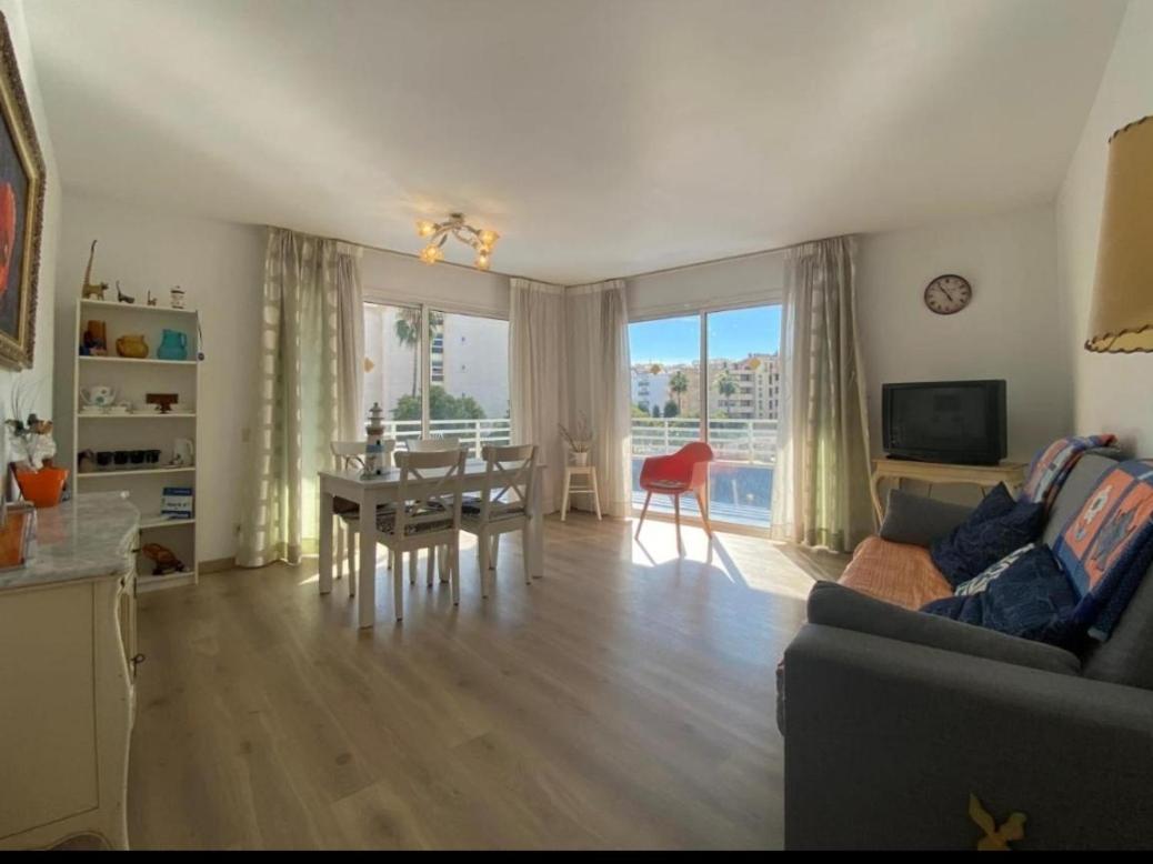 Apartamentos Ch 萨洛 客房 照片